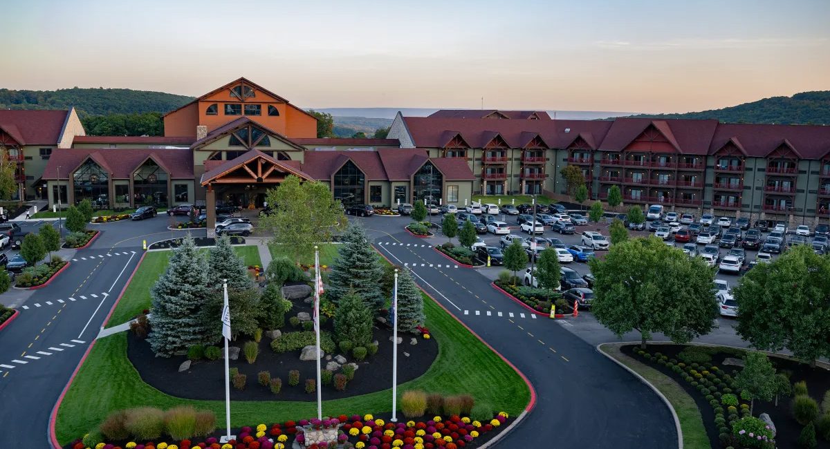 Great-Wolf-Lodge-Pocono-Exterior_news-1